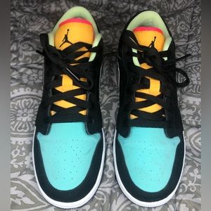 Jordan 1 Low “Aurora Green” Sneakers Youth 6.5/Womens 8
